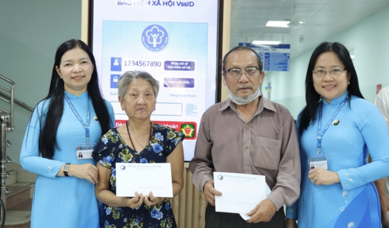 Bệnh viện Y học cổ truyền TP.HCM trao thẻ BHYT, chăm sóc sức khỏe người cao tuổi khó khăn